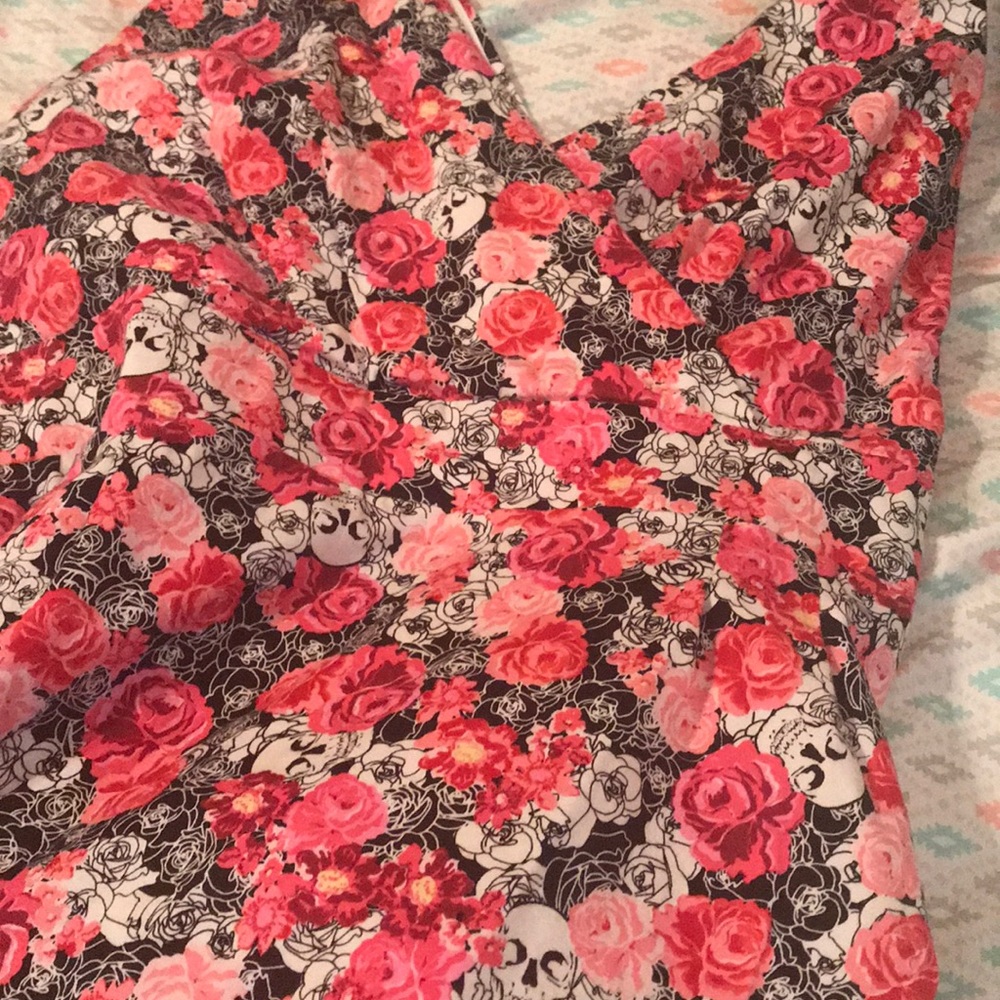 Torrid floral/skull top.